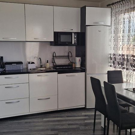 Black And White Apartment Karlovo Luaran gambar