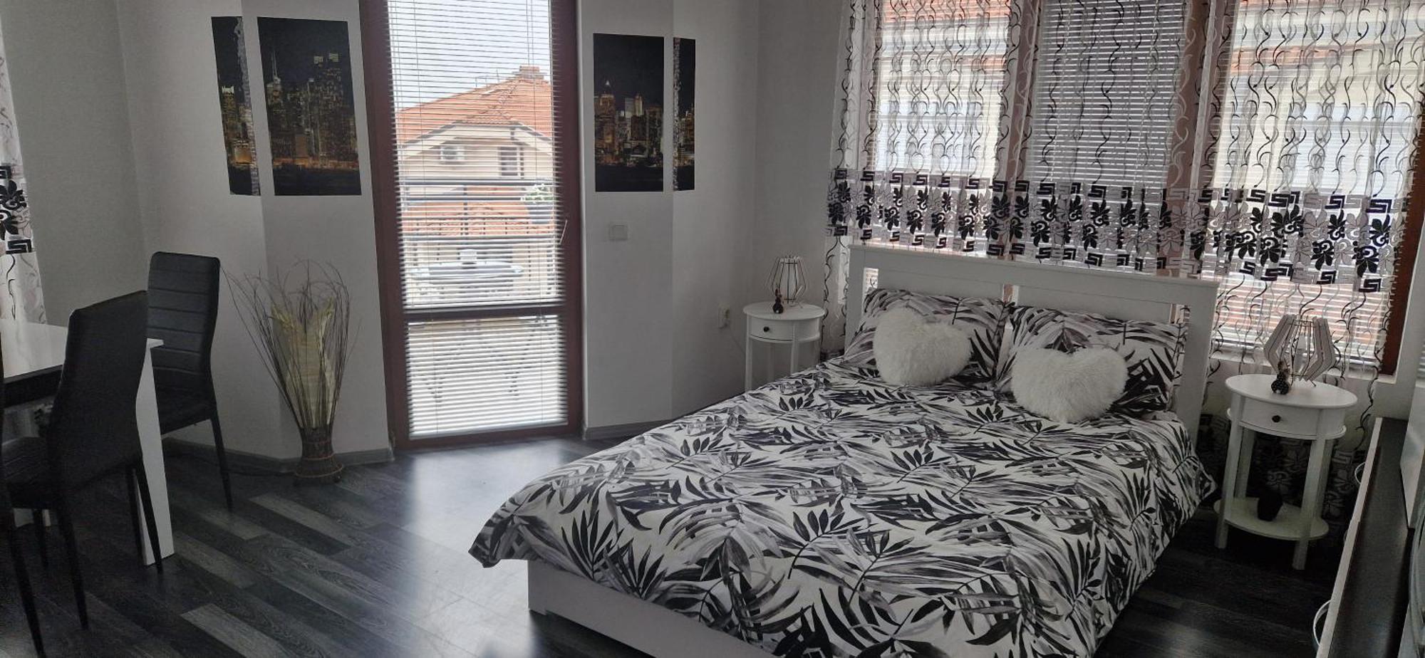 Black And White Apartment Karlovo Luaran gambar