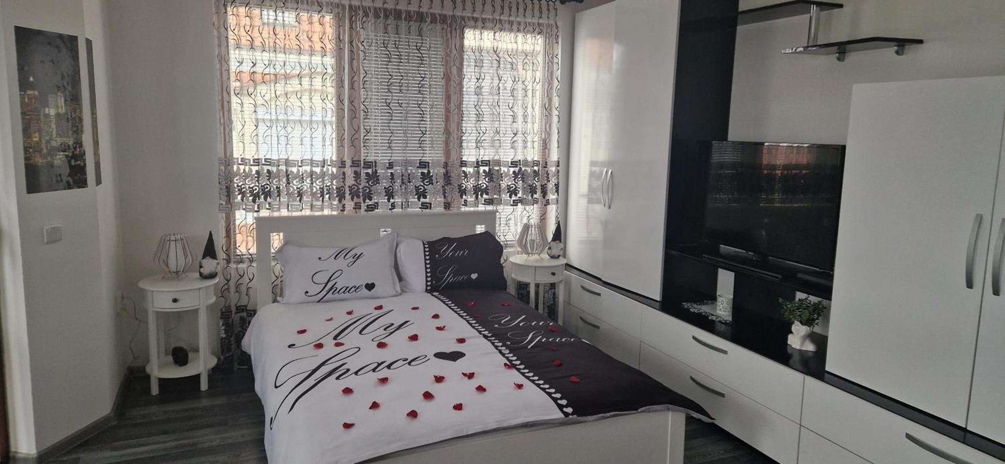 Black And White Apartment Karlovo Luaran gambar