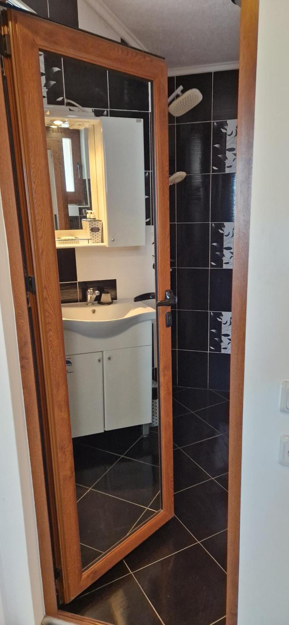Black And White Apartment Karlovo Luaran gambar
