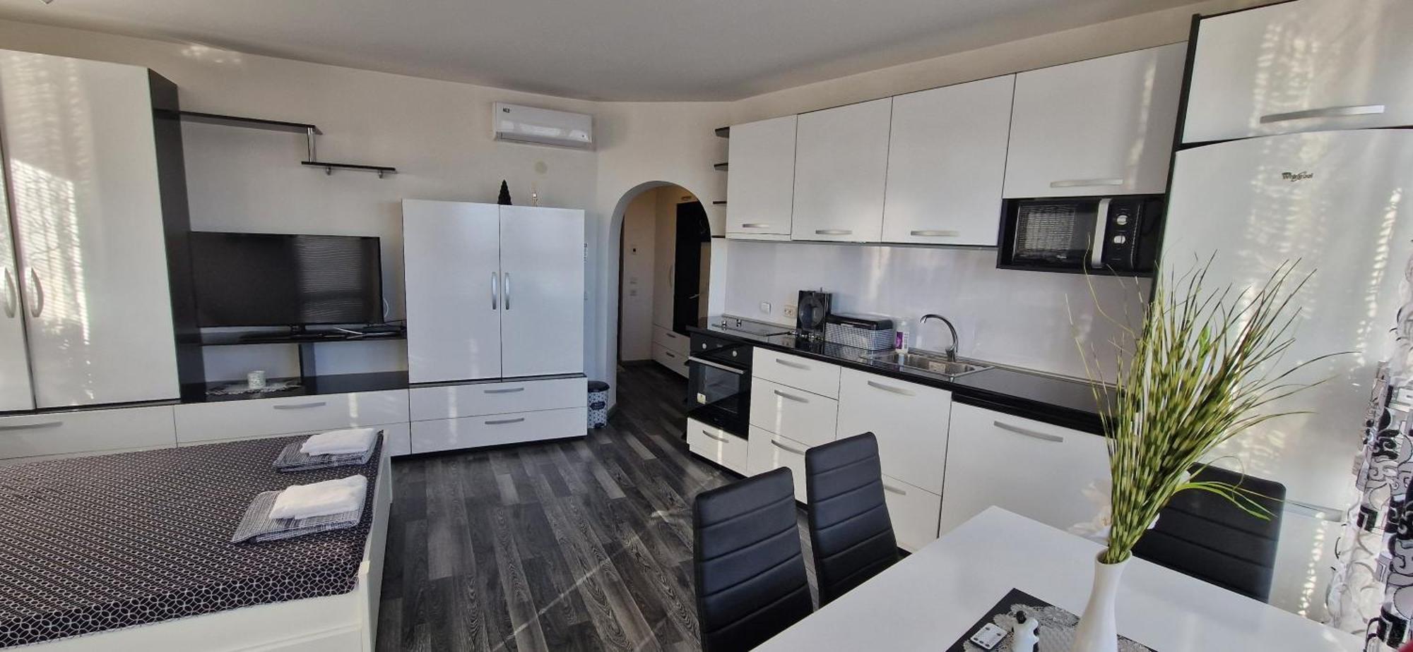 Black And White Apartment Karlovo Luaran gambar