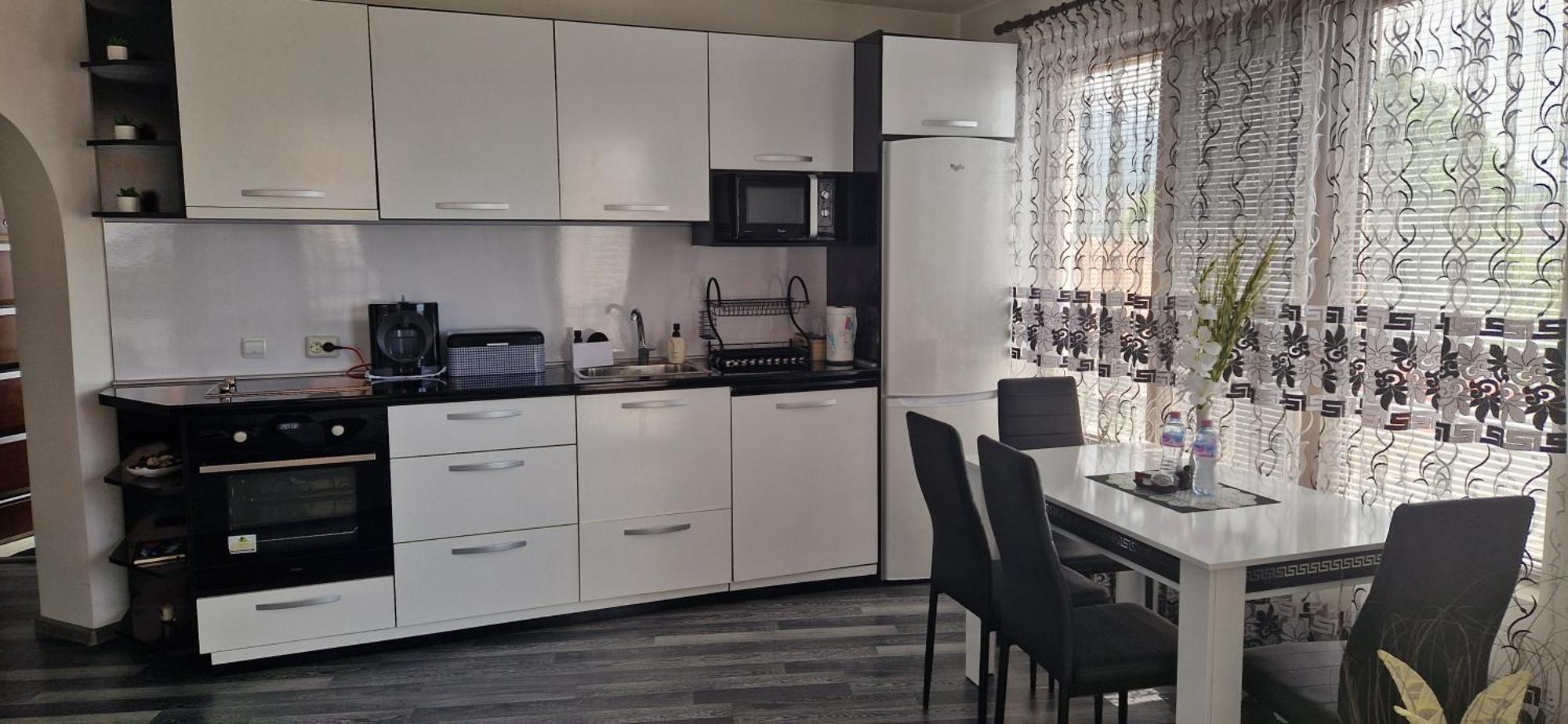 Black And White Apartment Karlovo Luaran gambar