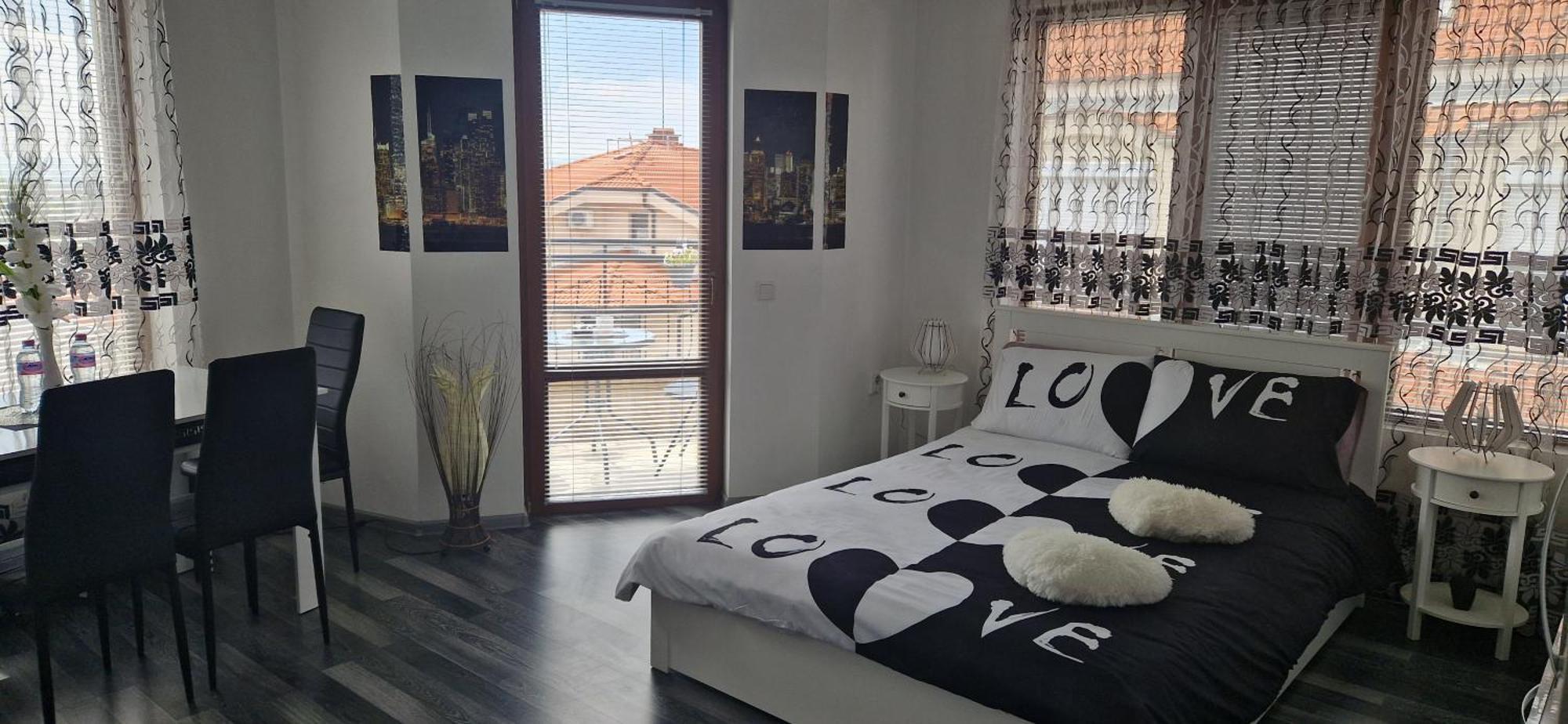 Black And White Apartment Karlovo Luaran gambar